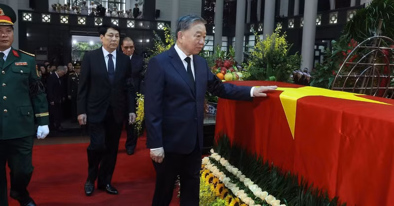 The delegation of the Party Central Committee led by Party General Secretary To Lam offers respects to former President Tran Duc Luong. (Photo: VNA)
