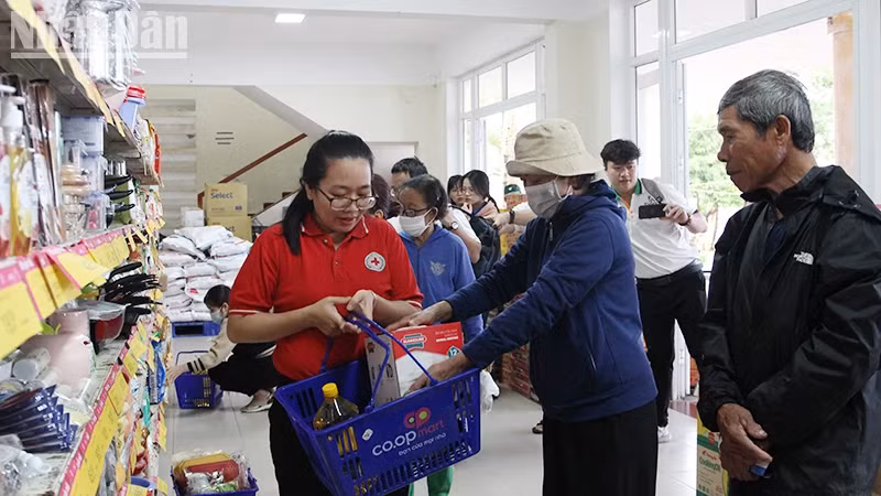 People shop at the "Tet Nhan Ai' market 2024.