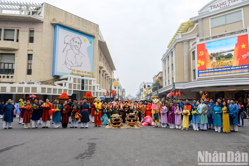 The ceremonial procession takes place in the pedestrian area of Hoan Kiem Lake. The ceremonial procession takes place in the pedestrian area of Hoan Kiem Lake.