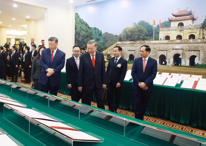 The two leaders jointly witness the presentation of 45 cooperation documents across a wide range of sectors (Photo: VNA)