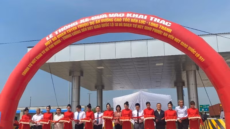 At the ceremony to open two sections of the Ben Luc - Long Thanh Expressway