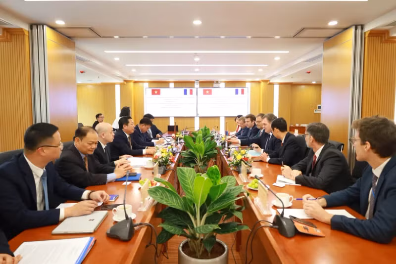 At the meeting between French Minister of Transport Philippe Tabarot and Vietnamese Minister of Construction Tran Hong Minh in Hanoi on March 21. (Photo: VNA)