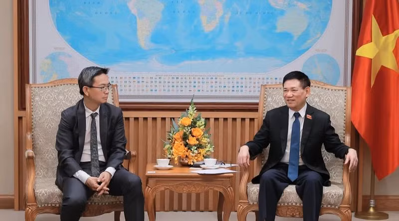 Deputy Prime Minister Ho Duc Phoc (R) and S&P Senior Director Kim Eng Tan (Photo: VNA)