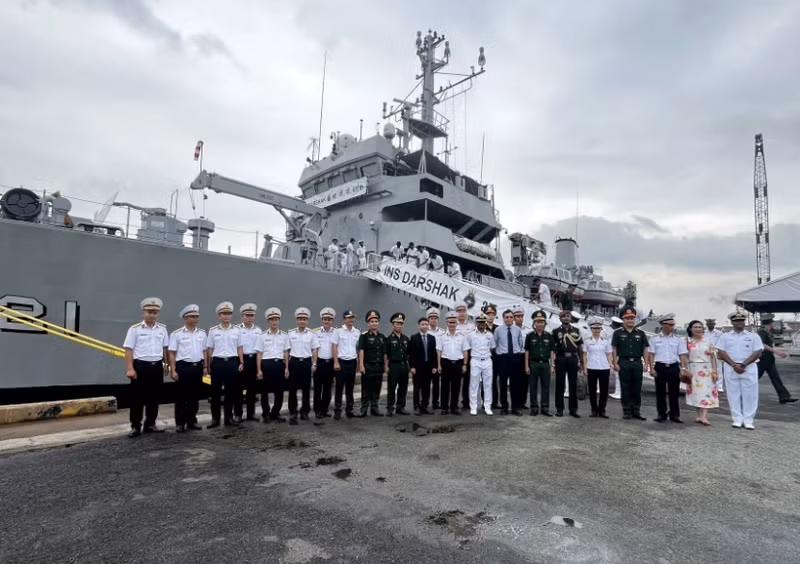 Crew members of the Indian Navy's ship INS Darshak and representatives of the High Command of the Viet Nam People's Navy, the HCM City Department of External Relations, and the Vietnamese Ministry of National Defence pose for a group photo. (Photo: VNA)