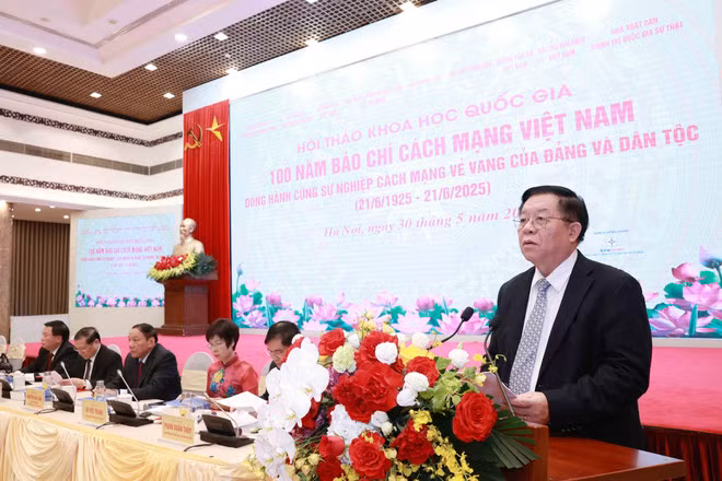 Politburo member, Secretary of the Party Central Committee and Chairman of its Commission for Information, Education and Mass Mobilisation Nguyen Trong Nghia speaks at the seminar. (Photo: VNA)