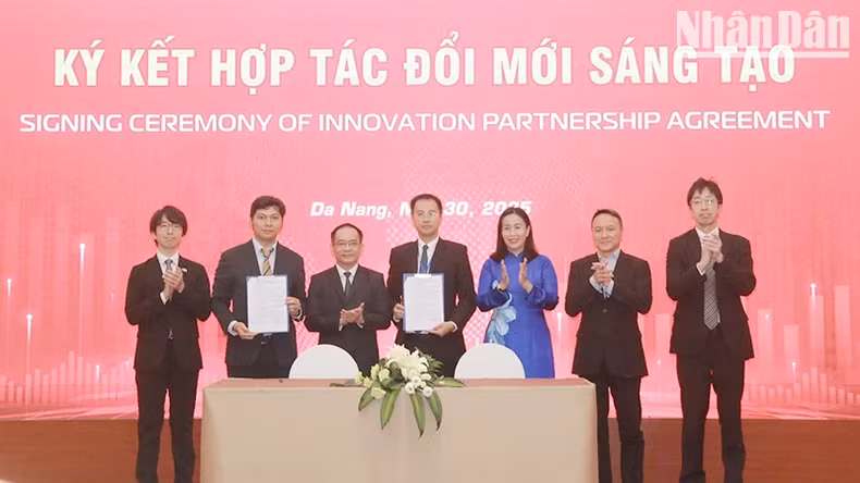 Signing ceremony of strategic cooperation agreements between organisations, investment funds, and innovative start-ups.