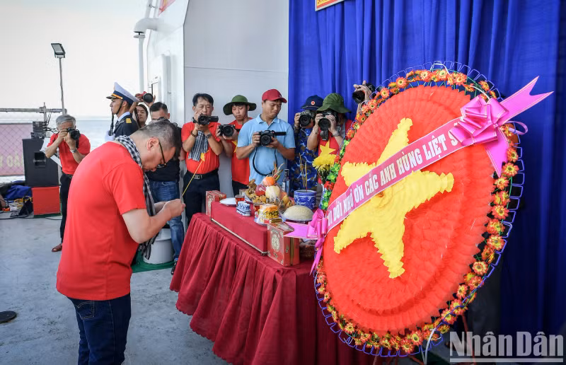 Journalist Le Quoc Minh, member of the Party Central Committee (PCC), Editor-in-chief of Nhan Dan Newspaper, Deputy Head of the PCC’s Commission for Communication and Mass Mobilisation, and Chairman of the Vietnam Journalists' Association, respectfully offers incense to the fallen heroes.