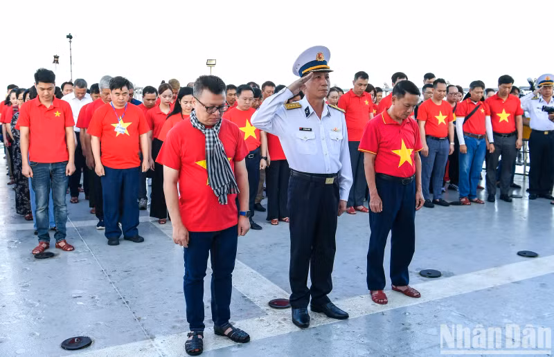 Delegation No. 25 pays heartfelt tribute to the 64 officers and soldiers who courageously gave their lives in defence of the nation’s sovereignty.