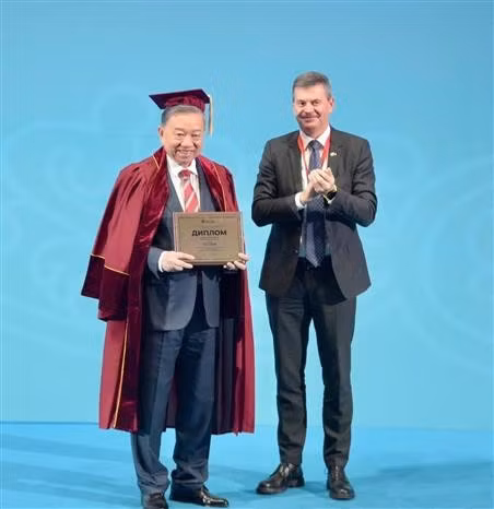 RANEPA Rector Alexey Gennadievich Komissarov presents the academy's "Honorary Professor" title to Party General Secretary To Lam at the event. (Photo: VNA)