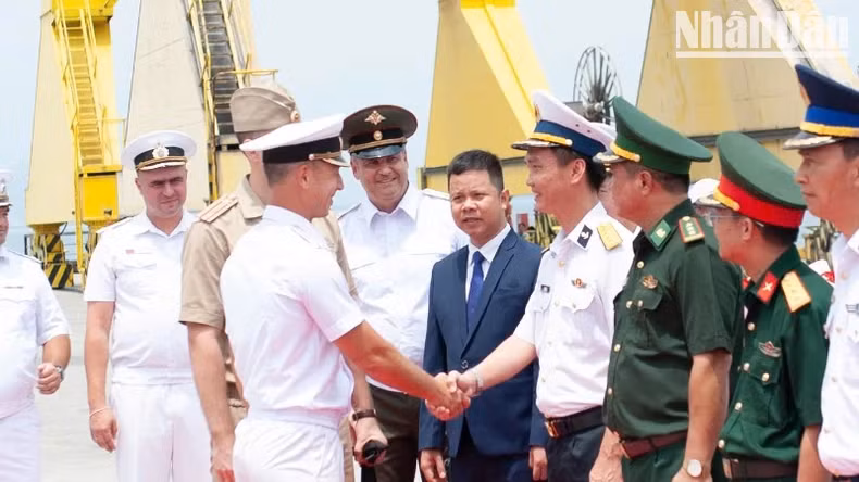 Welcoming ceremony at Tien Sa Port. Welcoming ceremony at Tien Sa Port.