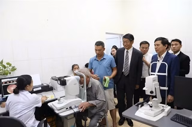 Japanese Ambassador to Viet Nam Ito Naoki and delegates visit the outpatient clinic at Ha Nam Eye Hospital. (Photo courtesy of Japan Embassy).