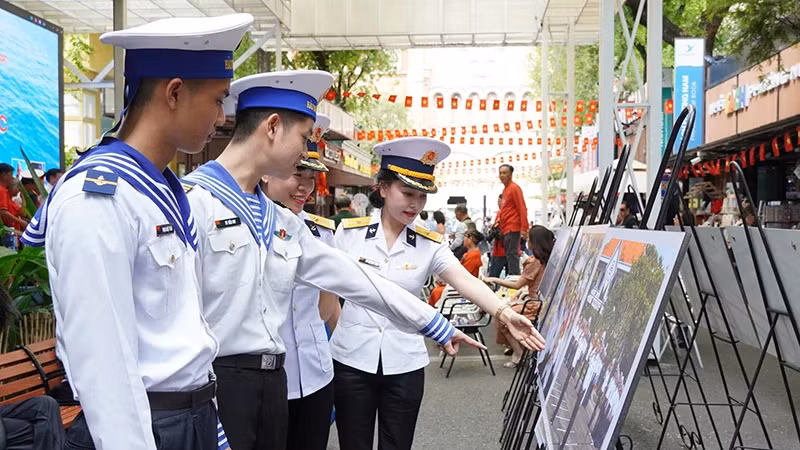 Soldiers visit the exhibition.