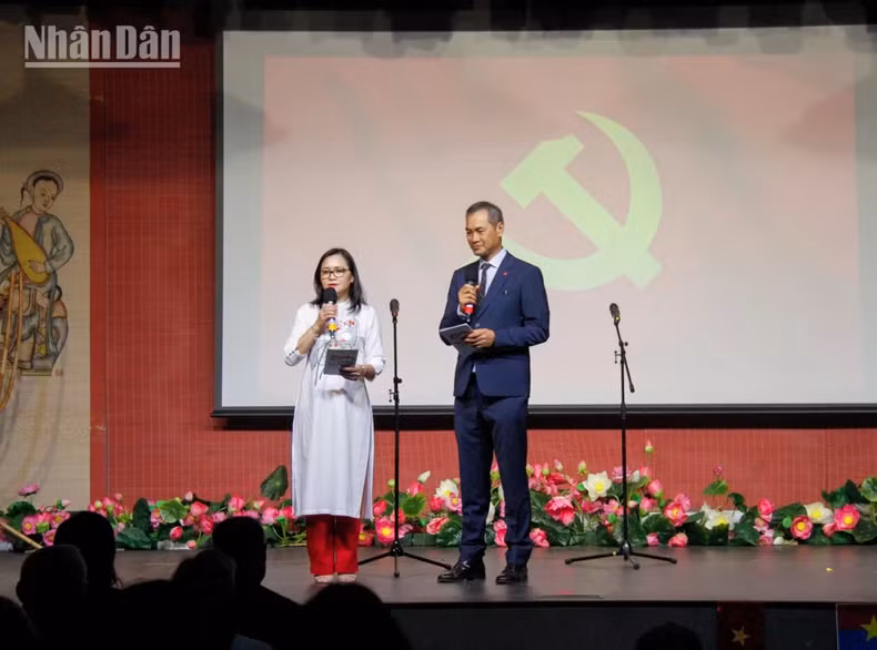 The UGVF President emphasised that the 50th anniversary of the Liberation of the South and National Reunification is of profound significance for generations of overseas Vietnamese in France. The UGVF President emphasised that the 50th anniversary of the Liberation of the South and National Reunification is of profound significance for generations of overseas Vietnamese in France.