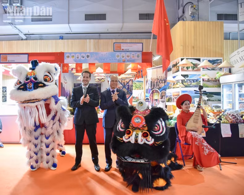 The ambassador applauds the Paris International Fair organisers for their support and efforts in facilitating Vietnam’s active participation. The ambassador applauds the Paris International Fair organisers for their support and efforts in facilitating Vietnam’s active participation.