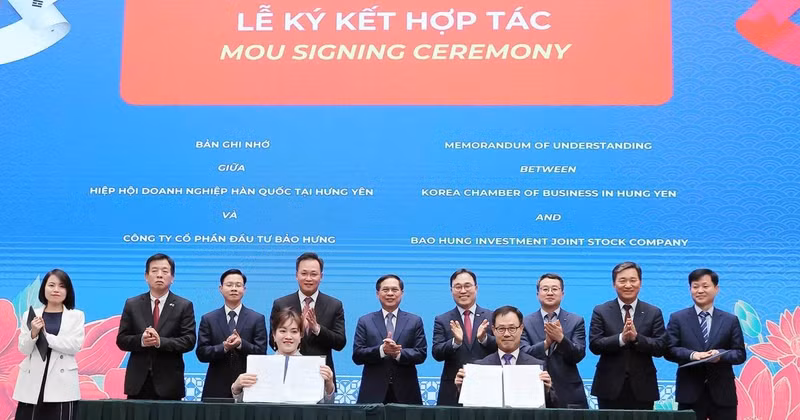 Korean and Vietnamese enterprises sign memoranda of understanding (MOUs) on investment cooperation within the framework of the event "Meet Korea 2025" in Hung Yen province on May 14. (Photo: VNA)