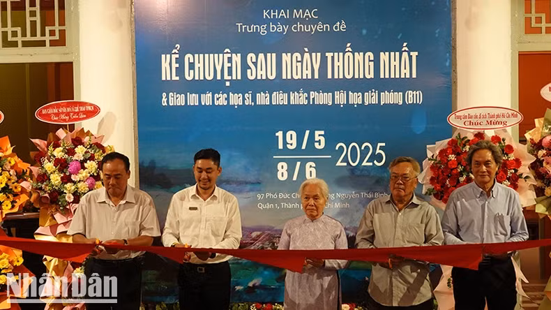Delegates cut the ribbon at the exhibition opening ceremony. (Photo: MANH HAO)