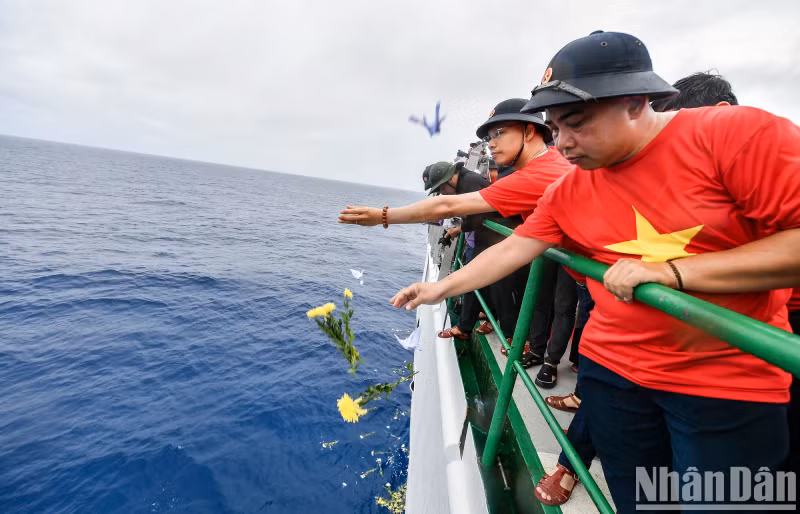 Journalist Pham Huu Quang, Deputy Editor-in-Chief of Ngay Nay Magazine, could not hold back his tears as he released flowers and paper cranes in tribute to the heroes who fell at the sacred waters of Gac Ma.