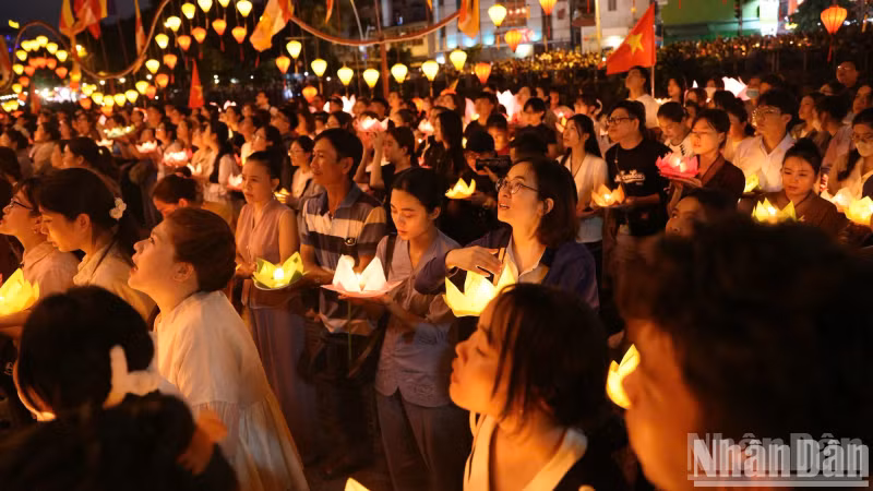 Together, they offered sincere prayers for world peace, national prosperity, and relief from suffering across humanity. Together, they offered sincere prayers for world peace, national prosperity, and relief from suffering across humanity.