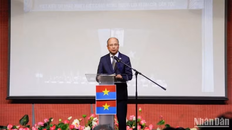 Vietnamese Ambassador to France Dinh Toan Thang expressed gratitude to generations of overseas Vietnamese in France for their steadfast support for the homeland in the struggle for national independence and reunification. Vietnamese Ambassador to France Dinh Toan Thang expressed gratitude to generations of overseas Vietnamese in France for their steadfast support for the homeland in the struggle for national independence and reunification.