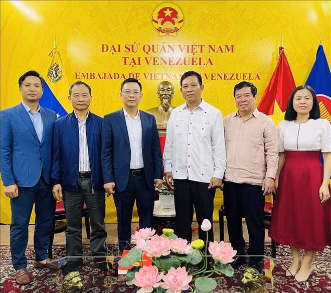 The VUFO delegation poses for a commemorative photo with representatives of the Vietnamese Embassy in Venezuela. (Photo published by VNA)