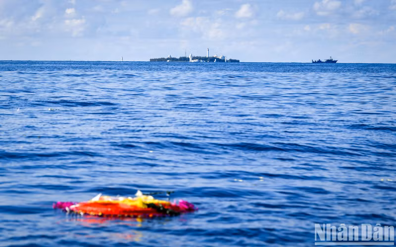 A wreath was gently released into the sea at the Truong Sa (Spratly) Archipelago to remember the martyrs who fell in the prime of youth, now becoming waves eternally lapping the shores of the nation.