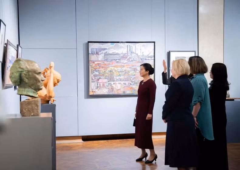 Ngo Phuong Ly tours the National Art Museum of Belarus. Ngo Phuong Ly tours the National Art Museum of Belarus.