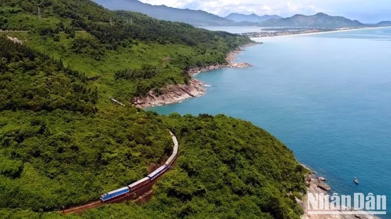 The train offers passengers the opportunity to admire scenic views along the way. (Illustrative photo: nhandan.vn)