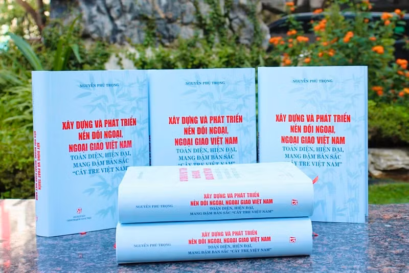 The book is on the building and development of Vietnam’s diplomacy deeply imbued with the characteristics of “Vietnamese bamboo”. The book is on the building and development of Vietnam’s diplomacy deeply imbued with the characteristics of “Vietnamese bamboo”.