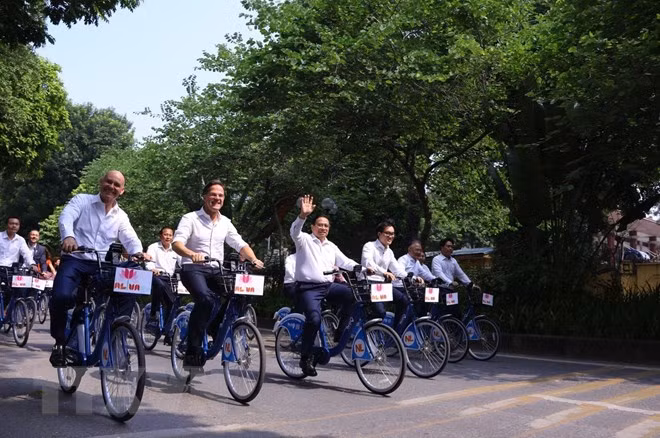 Prime Minister Pham Minh Chinh and Dutch Prime Minister Mark Rutte explored several streets in the capital city of Hanoi by bicycle. (Photo: Van Diep/VNA)