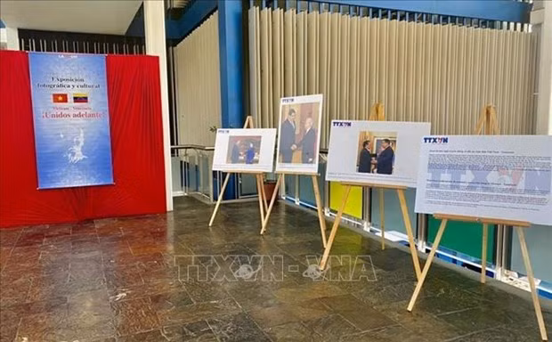 At the photo exhibition on Vietnam and her traditional friendship and comprehensive partnership with Venezuela held in Venezuela on November 6. (Photo: VNA)