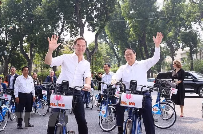 Prime Minister Pham Minh Chinh and Dutch Prime Minister Mark Rutte spent time cycling around Hanoi. (Photo: Duong Giang/VNA)