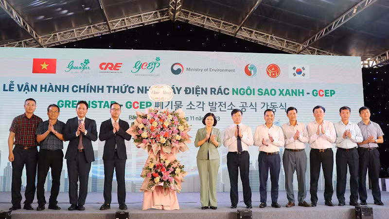 Leaders of Bac Ninh Province present flowers and congratulate the factory on officially coming into operation. Leaders of Bac Ninh Province present flowers and congratulate the factory on officially coming into operation.