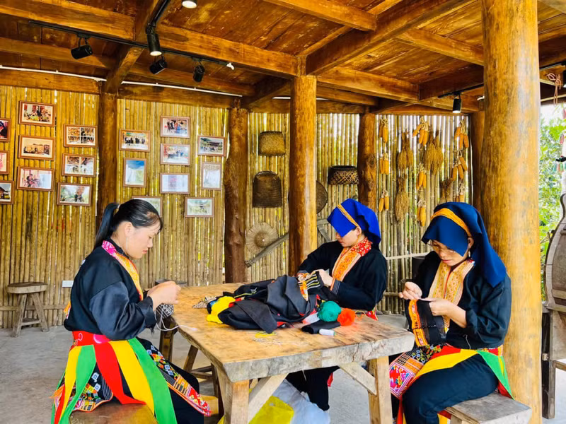 Dao people in Ky Thuong Commune (Ha Long City) participating in the community tourism model at Am Vap Farm.