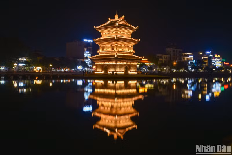 The highlight when coming to Hoa Lu Ancient Town is the Tu An Tower, located in the middle of Ky Lan Lake.