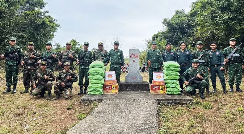 Ho Le Border Guard Station supports food and medicine for Cambodia's units. Ho Le Border Guard Station supports food and medicine for Cambodia's units.