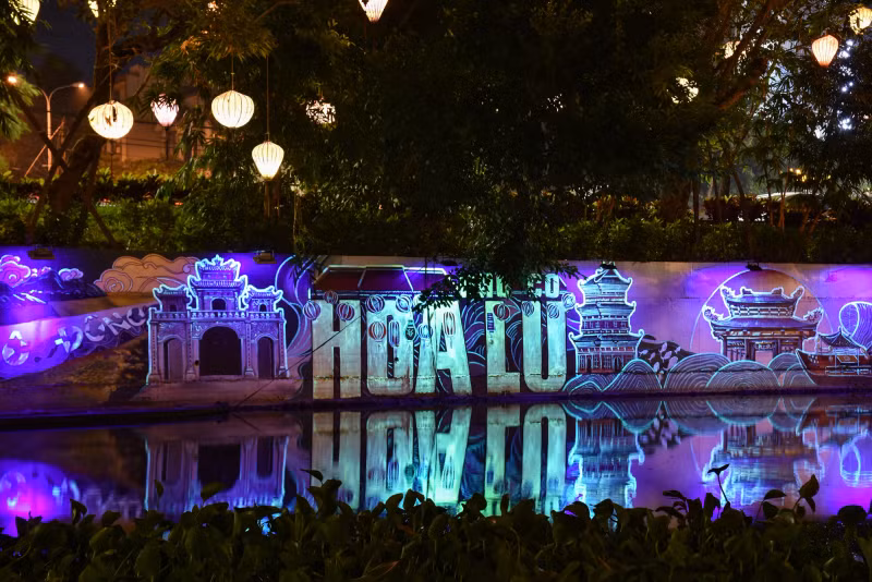 The new thing in Hoa Lu Ancient Town is that the walls are painted with reflective paint; the images glow in the dark, bringing a feeling of antiquity mixed with modernity.