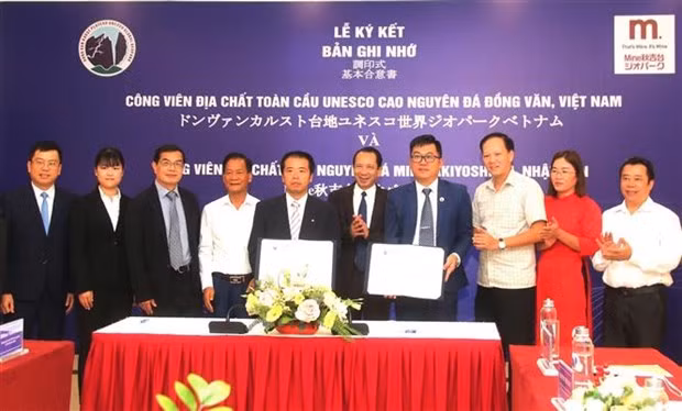 At the signing ceremony (Photo: VNA)