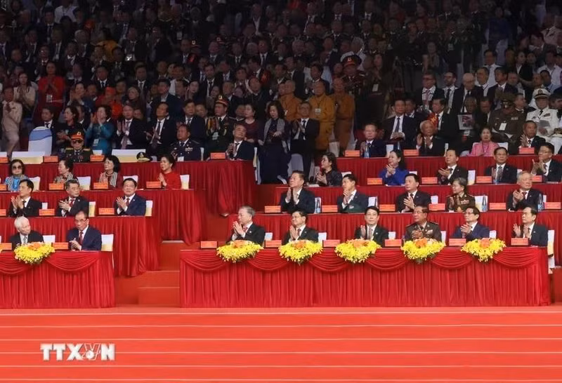 Party and State leaders, former leaders and international guests attend the ceremony marking the 50th anniversary of the Liberation of the South and National Reunification (Photo: VNA)