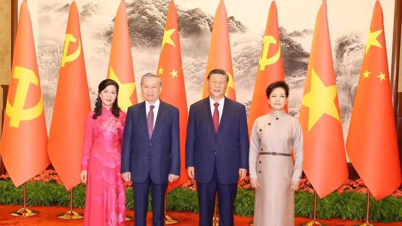 General Secretary and President of China Xi Jinping and his spouse take a photo with General Secretary and President To Lam and his spouse on August 19, 2024, on the occasion of General Secretary and President To Lam and his spouse's state visit to China. (Photo: VNA)