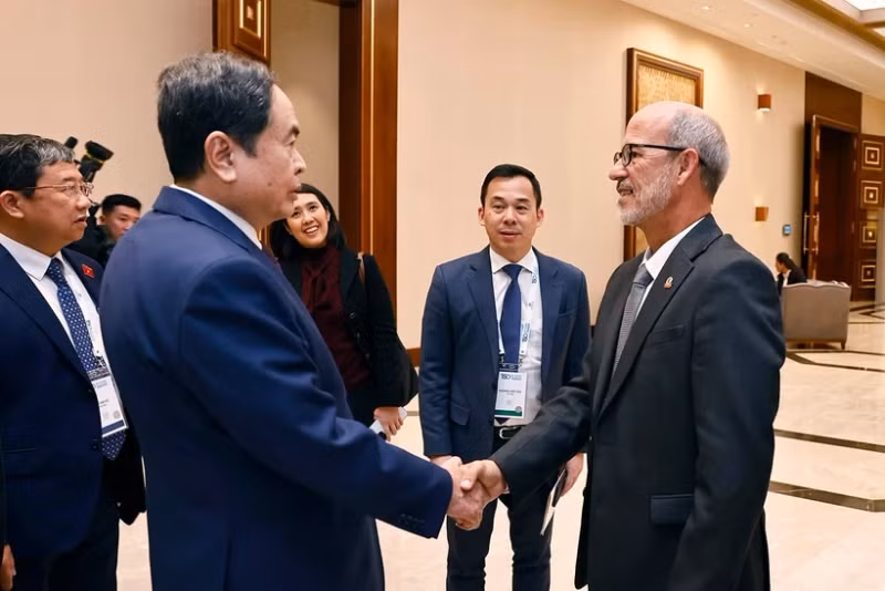 National Assembly Chairman Tran Thanh Man (left) meets with Rolando González, President of the Latin American and Caribbean Parliament (Parlatino) and Chairman of the Foreign Affairs Committee of the Cuban National Assembly of People’s Power, in Uzbekistan on April 6 afternoon. (Photo: VNA)