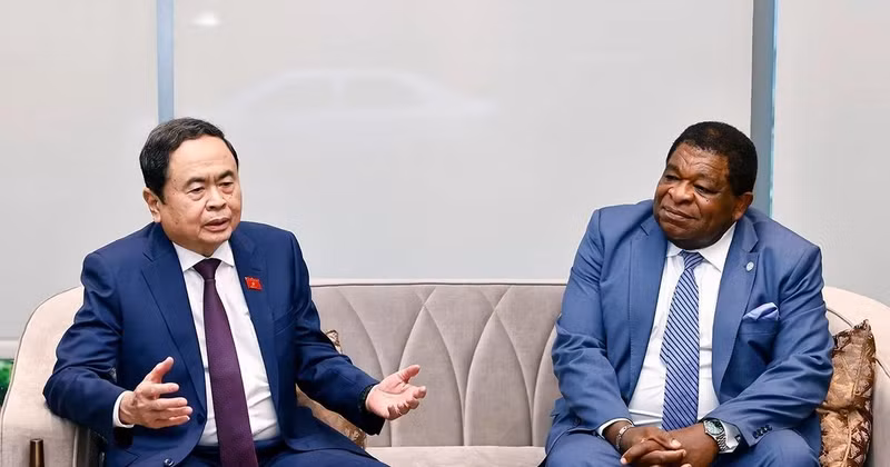 NA Chairman Tran Thanh Man (left) and IPU Secretary-General Martin Chungong at their meeting in Tashkent on April 6. (Photo: VNA)