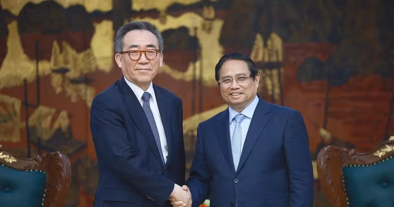 Prime Minister Pham Minh Chinh (R) hosts a reception for Korean Minister of Foreign Affairs Cho Tae-yul in Hanoi on April 16. (Photo: VNA)