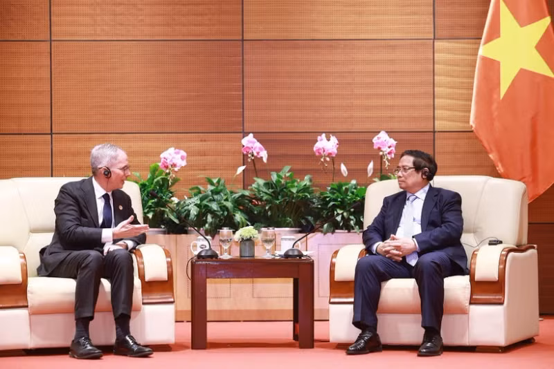 Prime Minister Pham Minh Chinh (R) and ADB Vice President Scott Morris in their meeting on April 16. (Photo: VNA)