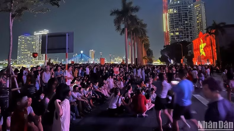 Da Nang people gather to watch 3D mapping film “The Story of Da Nang”