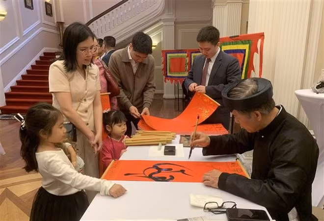 Calligraphy at the Hung Kings' Death Anniversary in 2025 in Washington DC (Photo: VNA)
