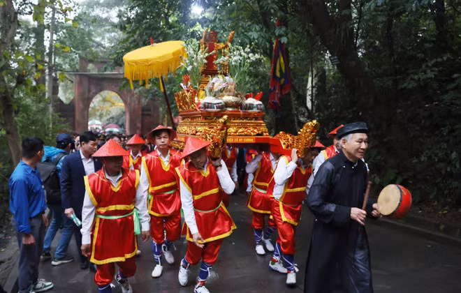 The incense offering team is on the way to the Thuong Temple. (Photo: VNA)