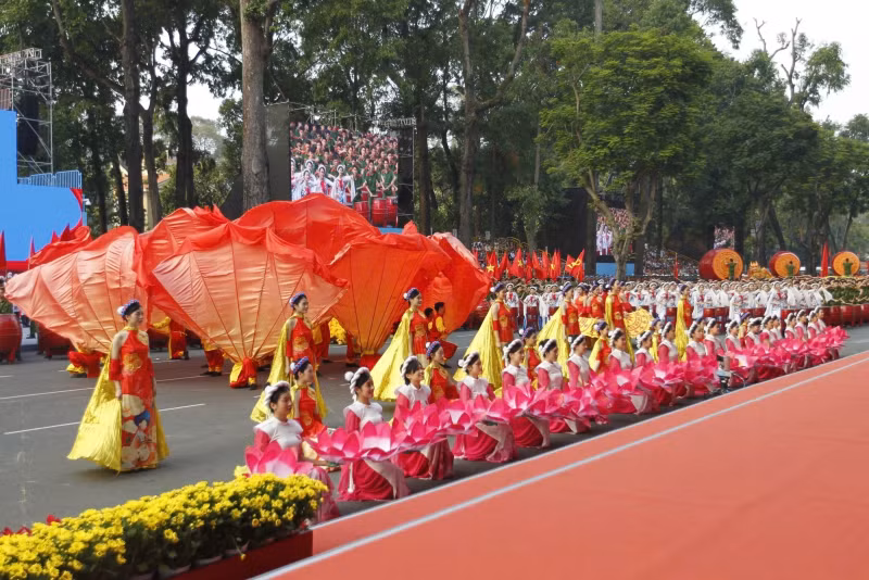 Art performance “Radiant Vietnam”. (Photos: VNA)