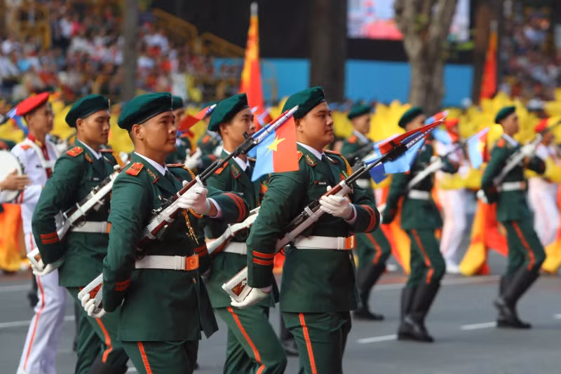 A formation display combining rifles and military music titled “The Country's Complete Joy”, performed by the Military Honor Guard, the Military University of Culture and Arts, and art troupes from Military Regions 1, 3, and 9. (Photo: VNA)