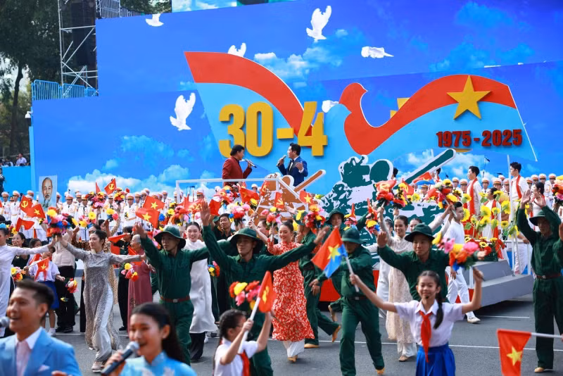Art performance “Radiant Land of Vietnam”. (Photo: VNA)