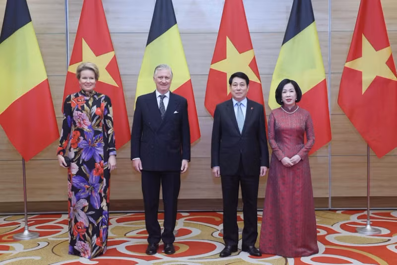 President Luong Cuong and his spouse and King Philippe and Queen Mathilde of Belgium at the state banquet. (Photo: VNA)